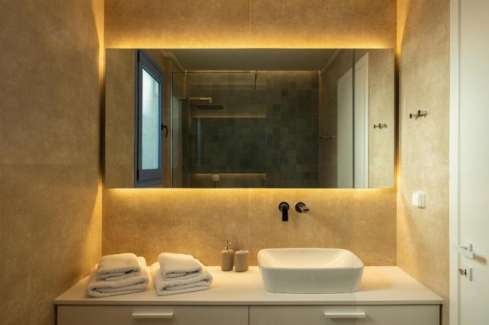Family bathroom with shower . - Villa Castor . (Photo Gallery) }}