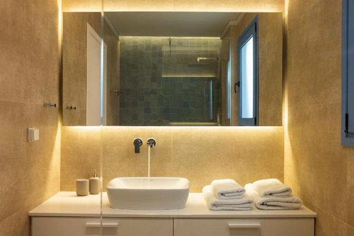 En suite bathroom with shower . - Villa Castor . (Photo Gallery) }}