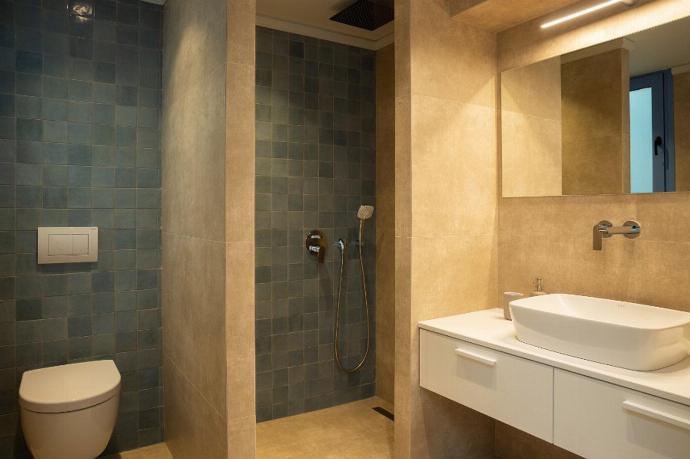 En suite bathroom with shower . - Villa Castor . (Photo Gallery) }}