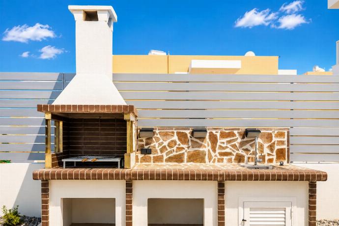 BBQ area . - Villa Castor . (Photo Gallery) }}
