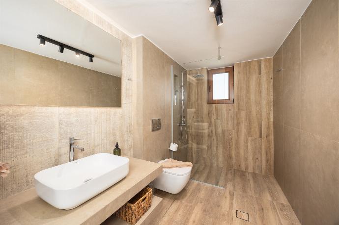 Family bathroom with shower . - Villa Aspa . (Photo Gallery) }}