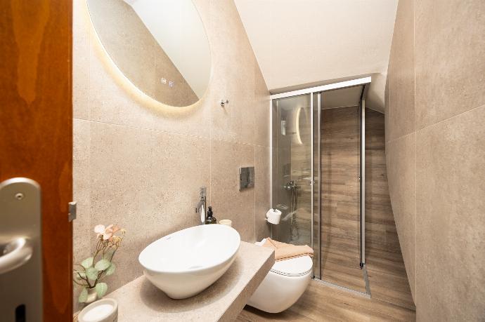 Family bathroom with shower . - Villa Aspa . (Photo Gallery) }}