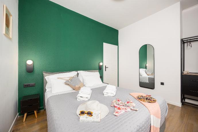 Double bedroom with A/C . - Villa Filia . (Photo Gallery) }}