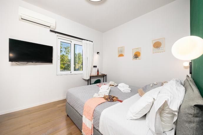 Double bedroom with A/C . - Villa Filia . (Photo Gallery) }}