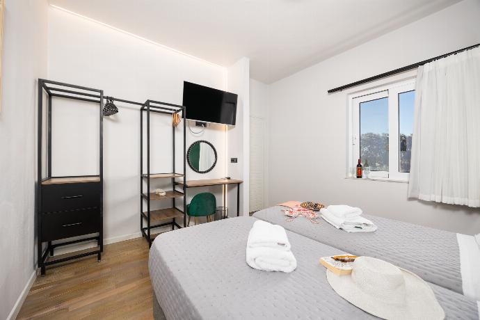 Twin bedroom with A/C . - Villa Filia . (Photo Gallery) }}