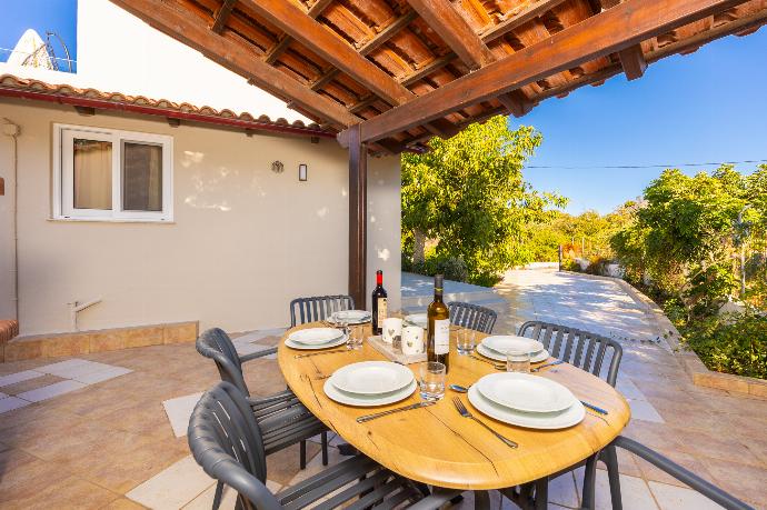 Sheltered terrace area . - Villa Filia . (Photo Gallery) }}