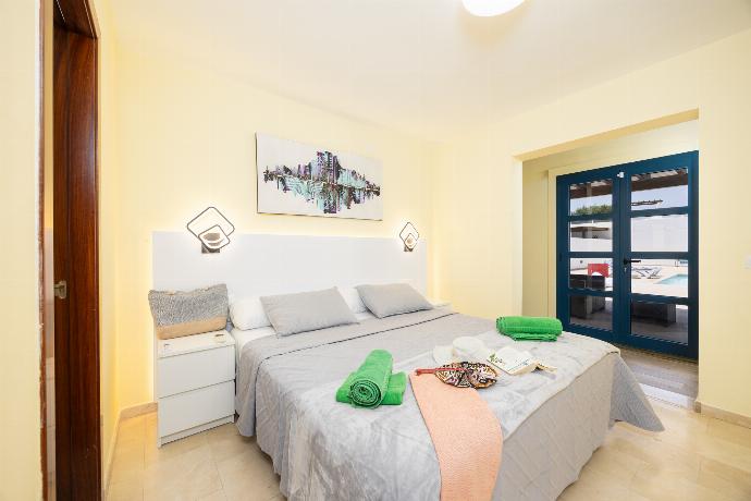 Double bedroom with en suite bathroom and A/C . - Villa Concha . (Photo Gallery) }}