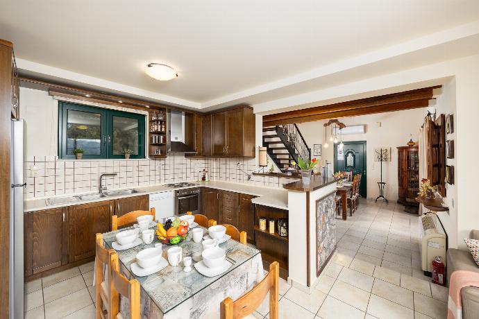 Equipped kitchen . - Aloni Villa . (Photo Gallery) }}