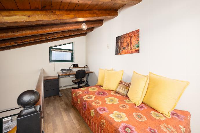 Mezzanine . - Aloni Villa . (Photo Gallery) }}