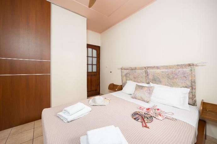 Double bedroom with en suite bathroom and A/C . - Aloni Villa . (Photo Gallery) }}
