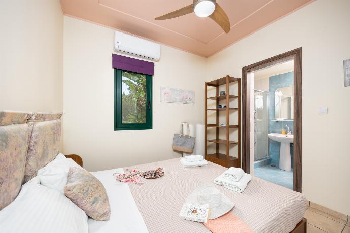 Double bedroom with en suite bathroom and A/C . - Aloni Villa . (Photo Gallery) }}