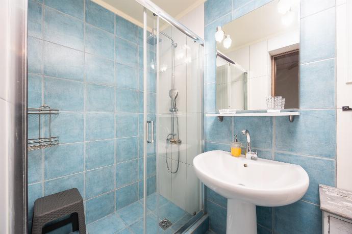 En suite bathroom with shower . - Aloni Villa . (Photo Gallery) }}