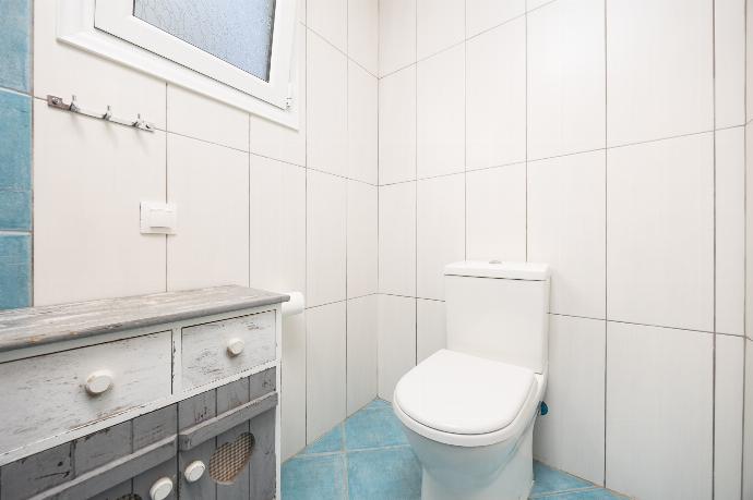 En suite bathroom with shower . - Aloni Villa . (Photo Gallery) }}