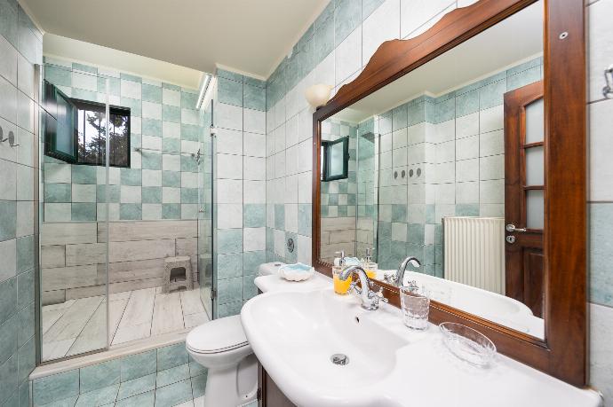Family bathroom with shower . - Aloni Villa . (Photo Gallery) }}