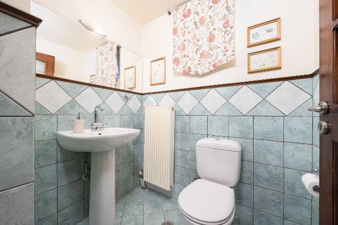 Family W/C . - Aloni Villa . (Photo Gallery) }}