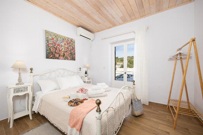 Double bedroom with en suite bathroom and A/C . - Villa Socrates . (Photo Gallery) }}