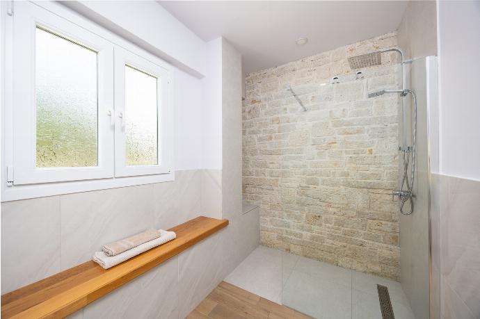 En suite bathroom with shower . - Villa Socrates . (Photo Gallery) }}