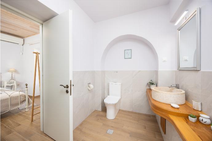 En suite bathroom with shower . - Villa Socrates . (Photo Gallery) }}