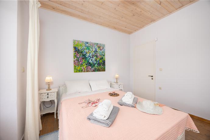 Double bedroom with A/C . - Villa Socrates . (Photo Gallery) }}