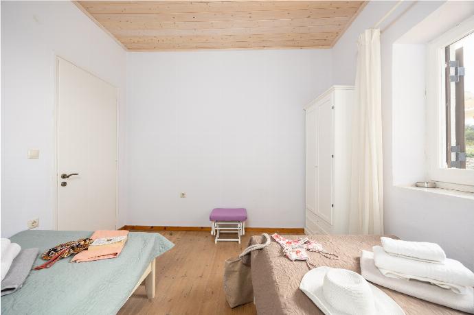 Twin bedroom with A/C . - Villa Socrates . (Photo Gallery) }}