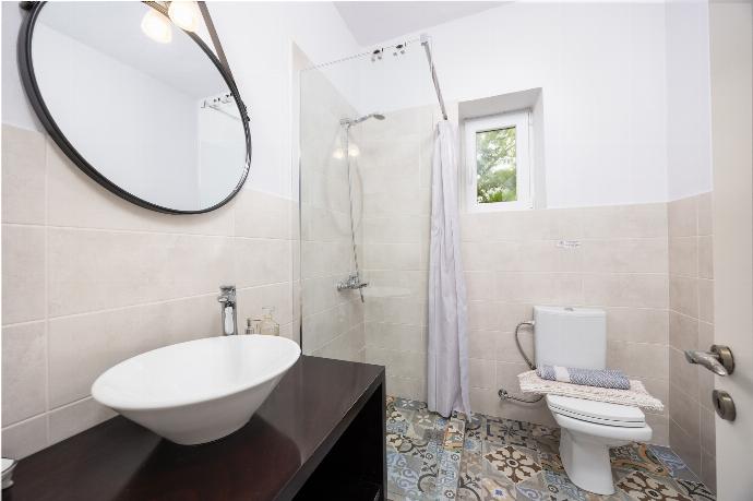 Family bathroom with shower . - Villa Socrates . (Photo Gallery) }}