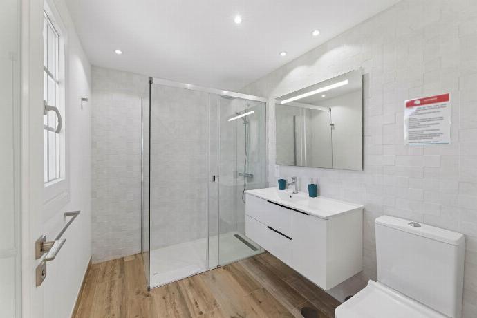 En suite bathroom with shower . - Villa Yaiza Secret 3 . (Photo Gallery) }}