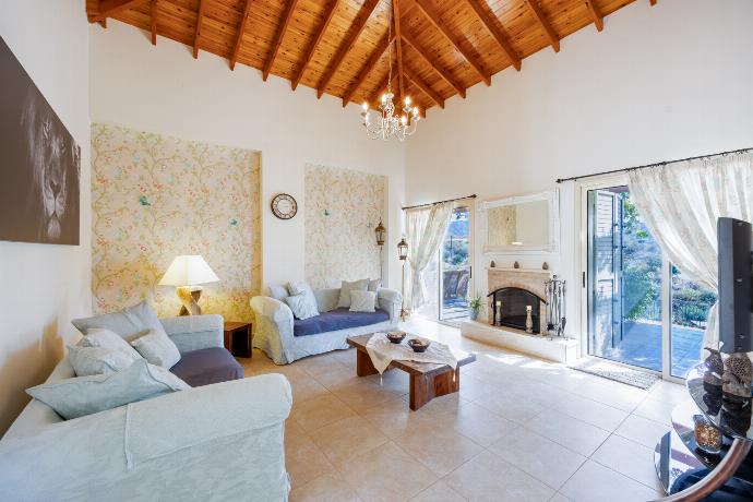  . - Villa Lone . (Photo Gallery) }}