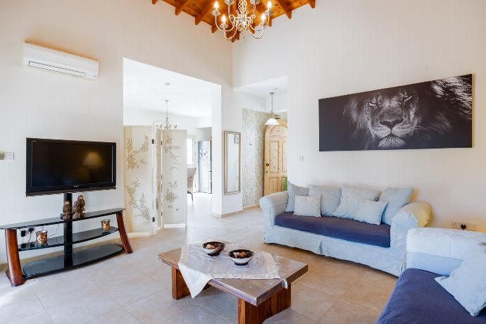  . - Villa Lone . (Photo Gallery) }}