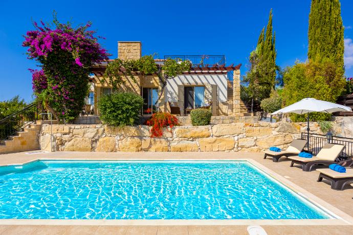 . - Villa Lone . (Photo Gallery) }}