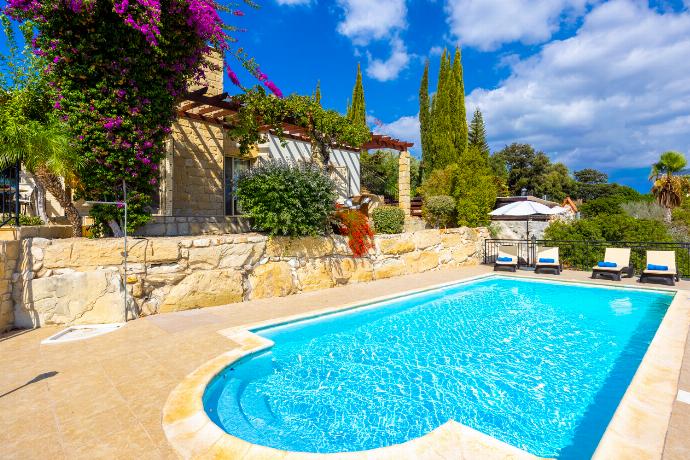  . - Villa Lone . (Photo Gallery) }}