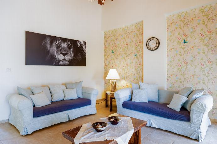  . - Villa Lone . (Photo Gallery) }}