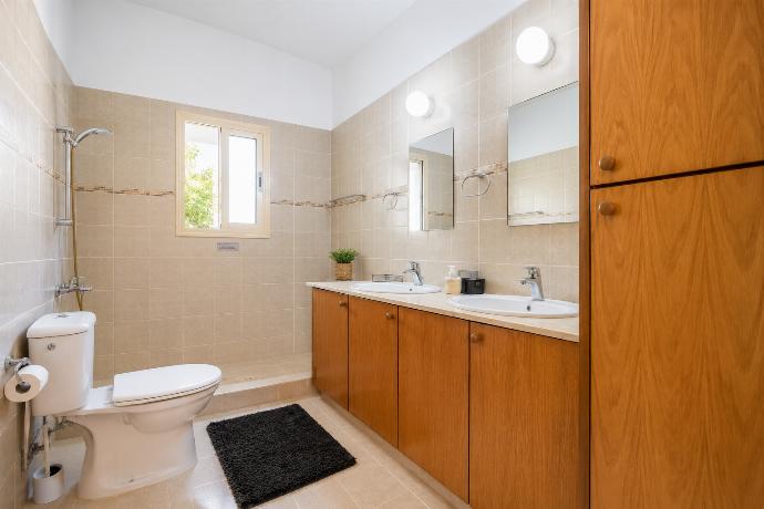 En suite bathroom with shower . - Villa Lone . (Photo Gallery) }}