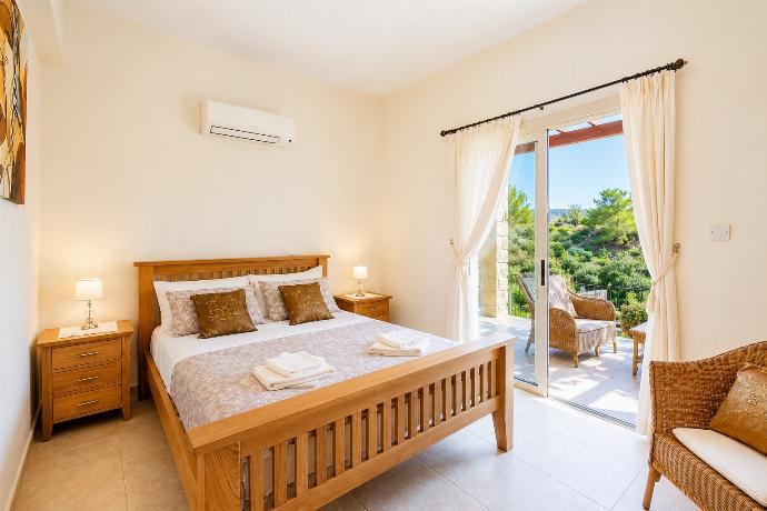 Double bedroom with en suite bathroom and A/C . - Villa Lone . (Photo Gallery) }}