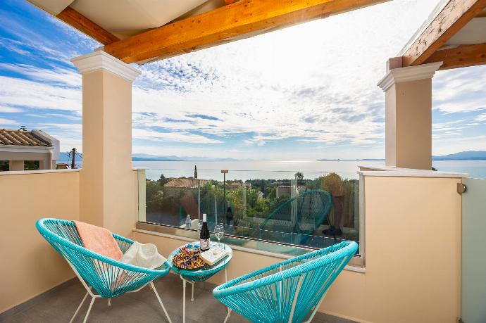 Balcony with sea views . - Villa Damian . (Photo Gallery) }}