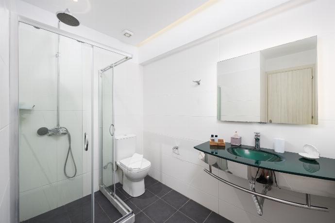 En suite bathroom with shower . - Villa Damian . (Photo Gallery) }}