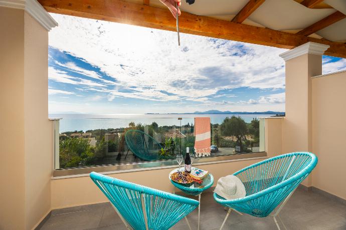 Balcony with sea views . - Villa Damian . (Photo Gallery) }}