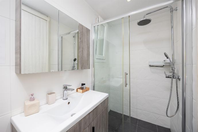 En suite bathroom with shower . - Villa Damian . (Photo Gallery) }}
