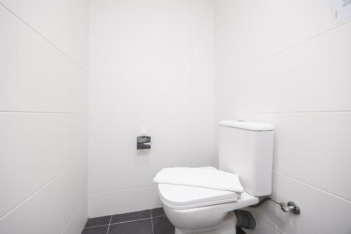 En suite bathroom with shower . - Villa Damian . (Photo Gallery) }}