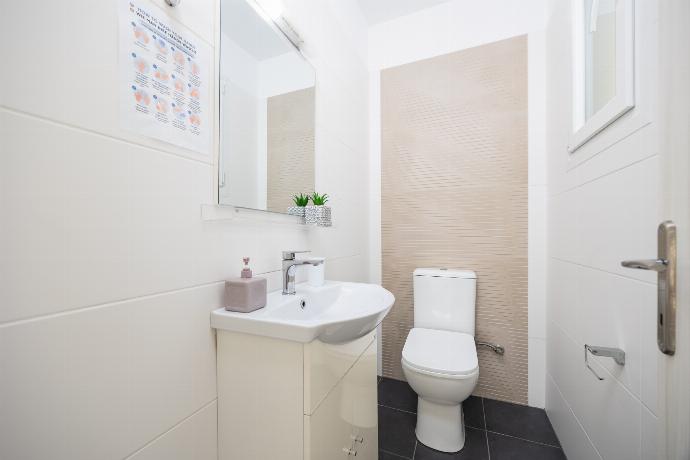 Family W/C . - Villa Damian . (Photo Gallery) }}