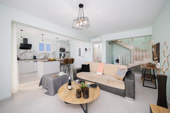  . - Villa Leo . (Photo Gallery) }}