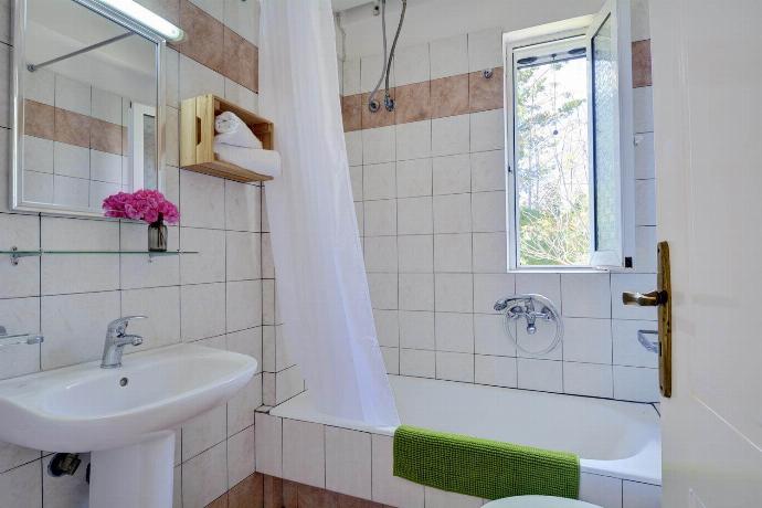  . - Villa Cleo . (Photo Gallery) }}