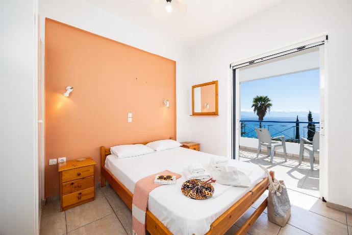 Double bedroom with en suite bathroom, A/C, and sea views . - Villa Cleo . (Photo Gallery) }}