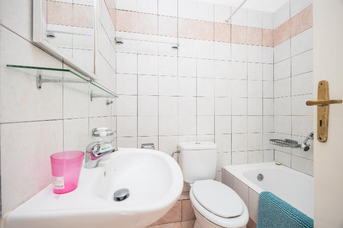 En suite bathroom with bath and shower . - Villa Cleo . (Photo Gallery) }}