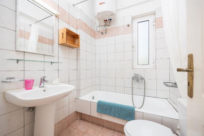 Family bathroom with bath and shower . - Villa Cleo . (Photo Gallery) }}