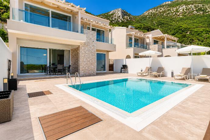 Corfu . - Villa Aglaia . (Photo Gallery) }}