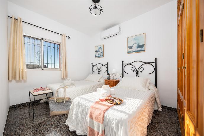 Twin bedroom with A/C . - Villa Alvarez . (Photo Gallery) }}