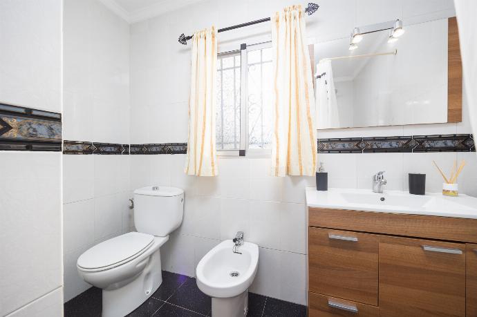 Family bathroom with bath and shower . - Villa Alvarez . (Photo Gallery) }}