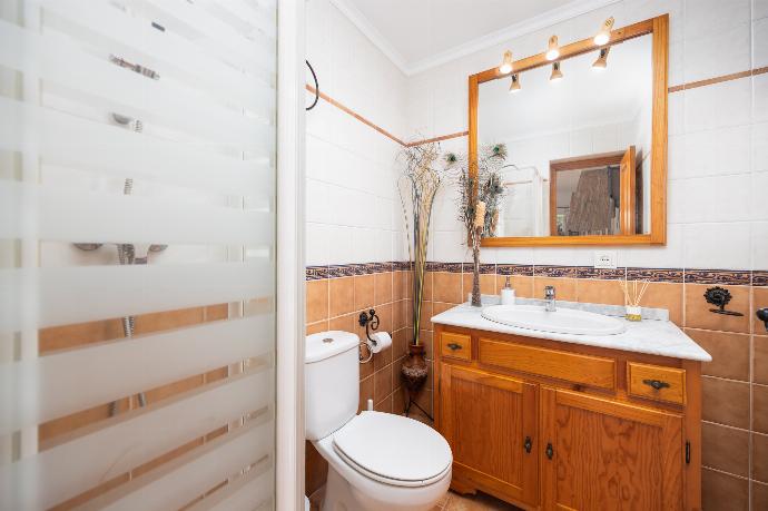 Family bathroom with shower . - Villa Alvarez . (Photo Gallery) }}