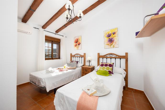 Twin bedroom with A/C . - Villa Los Naranjos . (Photo Gallery) }}