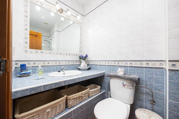 Family bathroom with shower . - Villa Los Naranjos . (Photo Gallery) }}